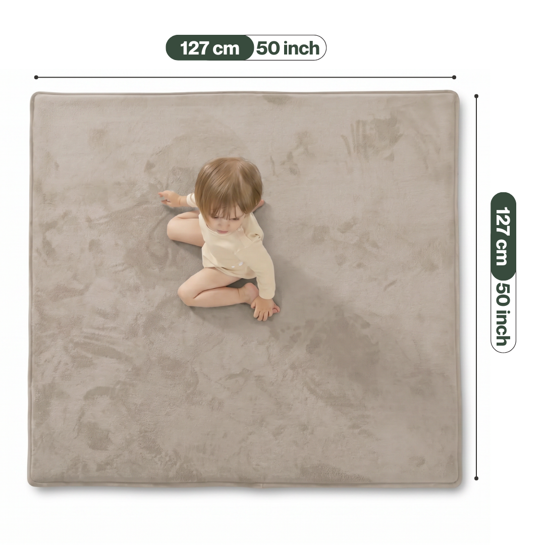 Krabbelmatte 127 × 127 cm in Sandbeige – Größenvergleich mit sitzendem Kind