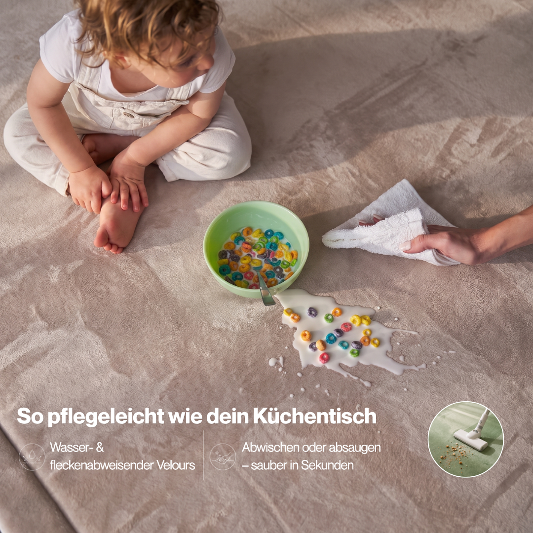 Krabbelmatte abwischbar: verschüttete Snacks werden von der MamoMatte einfach weggewischt